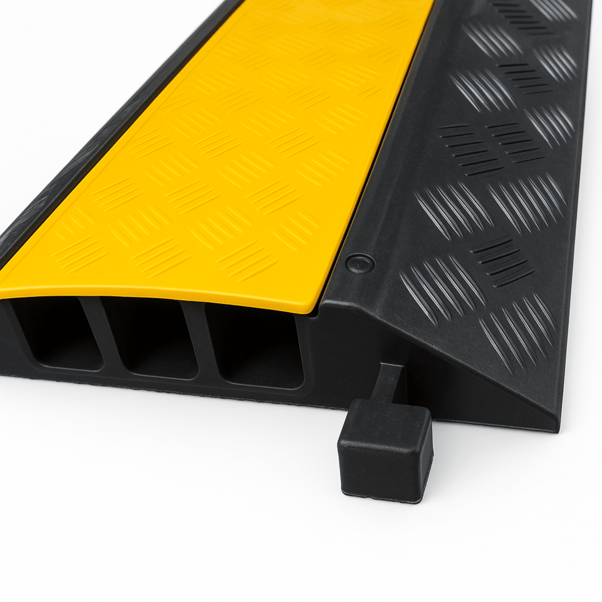 Protector de Cable de 3 Canales / Base de Goma y Tapa de PlÃ¡stico / TamaÃ±o del Canal 30x30mm / Capacidad de Carga 5 Toneladas / Longitud 90 cm / Ancho del Contorno 50 cm / Altura 4.5 cm / Color Amarillo-Negro / Material Hule